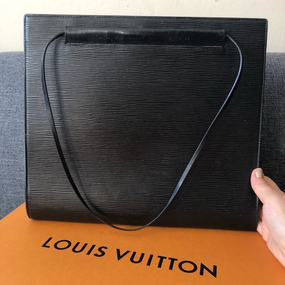 Louis Vuitton Handbags - Authentic Louis Vuitton Epi shoulder bag